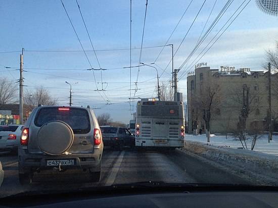 Столкнувшиеся автобус и ВАЗ «закупорили» транспортную «артерию» в Волгограде