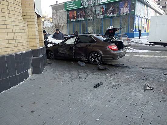 В центра Волгограда «Мерседес» после ДТП врезался в элитную многоэтажку