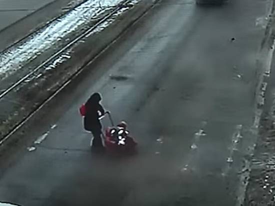 В Волгограде единственный водитель остановился, чтобы помочь матери перевезти через дорогу тройняшек