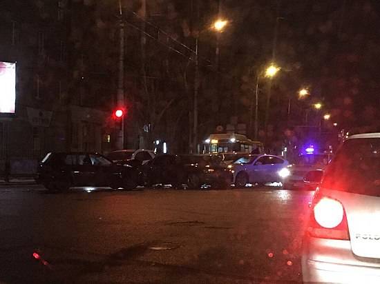 В полночь в центре Волгограда произошло тройное ДТП, едва не закончившееся дракой