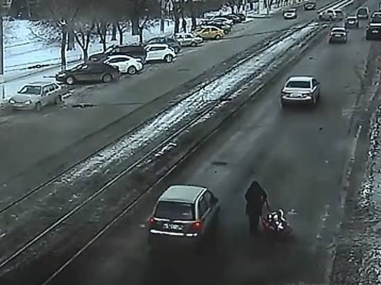 В Волгограде накажут водителей, не пропустивших мамочку с тройняшками на пешеходном переходе