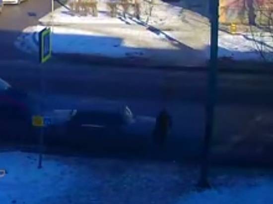 В Волжском легковушка сбила пожилую женщину на «зебре»: страшное ДТП засняли камеры видеонаблюдения