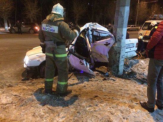 В Волгограде «Мерседес» буквально разорвало пополам от удара об столб