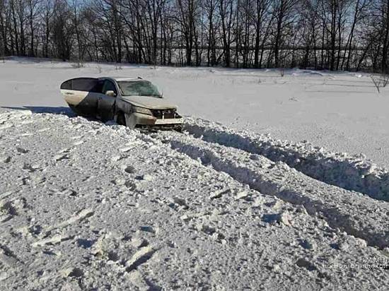 «УАЗик» в Волгоградской области «смел» иномарку с трассы: двое погибли