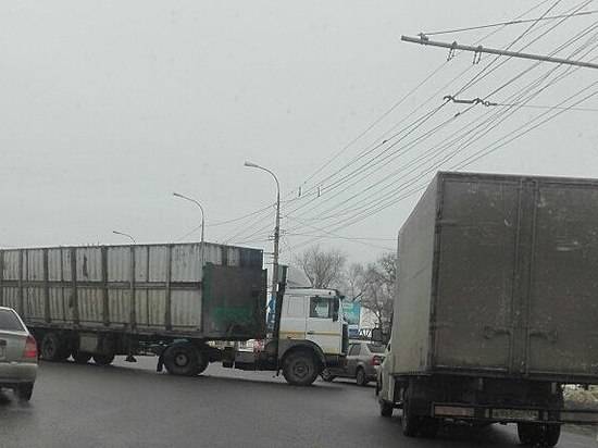 В центре Волгограда сломавшийся грузовик перекрыл движение на проспекте Ленина