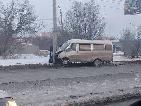 На юге Волгограда маршрутка протаранила бетонный столб