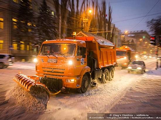 Дорожники вывезли с волгоградских улиц 1150 кубометров снега за ночь