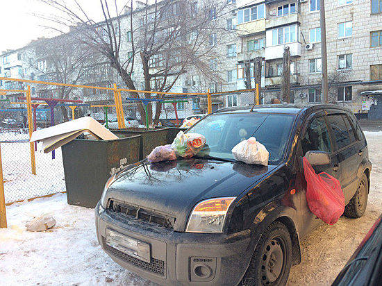 В Волгограде припаркованную около контейнерной площадки иномарку «украсили» пакетами с мусором