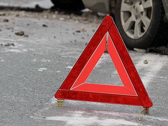 Под Волгоградом на трассе иномарка после заноса врезалась в фуру