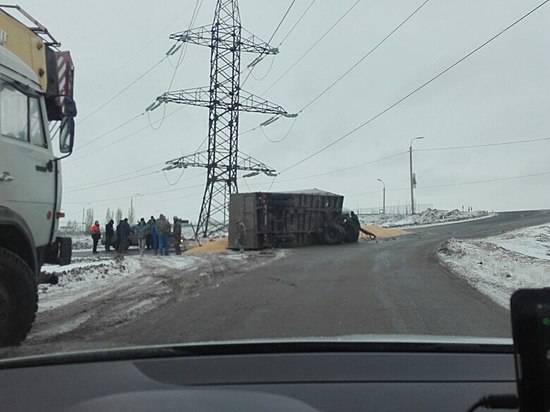 На выезде из Волгограда перевернулась фура с горохом