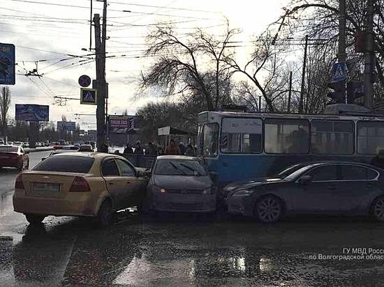 В массовом ДТП на севере Волгограда пострадала женщина