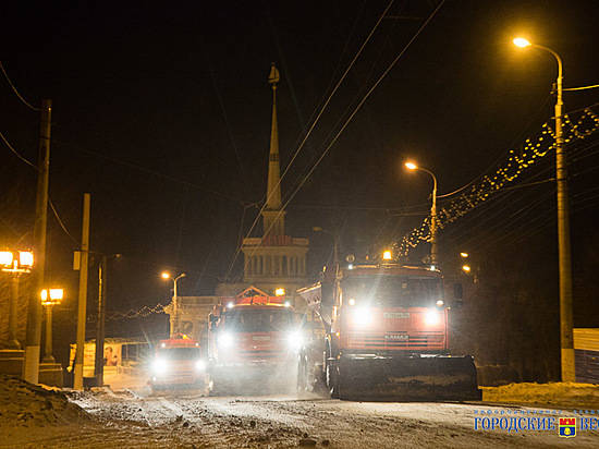 С последствиями снегопада в Волгограде боролись 75 спецмашина