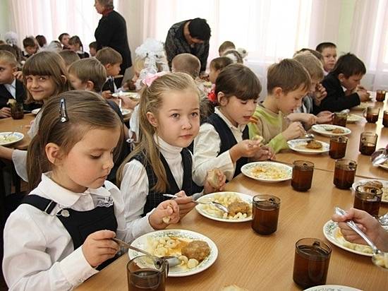 Еще почти 900 волгоградских школьников могут получать бесплотное двухразовое питание