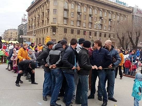 Волгоградцы на Масленицу попробуют блинов, посостязаются в силе, полазают по столбу и сожгут Чучело