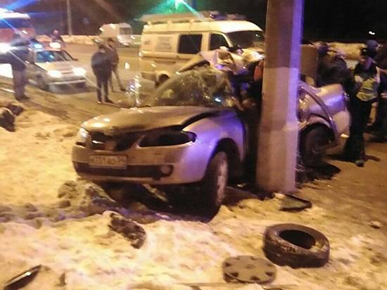На севере Волгограда иномарку расплющило об столб
