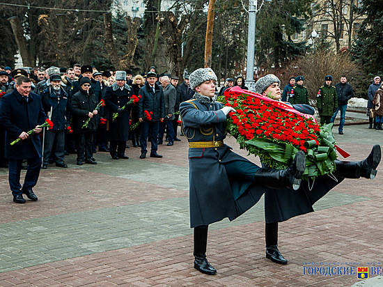 Губернатор Волгоградской области и силовики возложили цветы к Вечному огню на площади Павших Борцов
