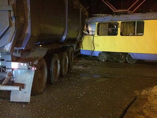 В Волгограде строительный грузовик протаранил трамвай