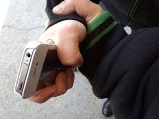 Пьяный грабитель напал на своего ровесника на севере Волгограда и «отжал» мобильник