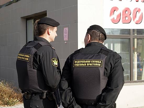В Волжском владелица демонтировала свой незаконный магазин под угрозой его сноса приставами