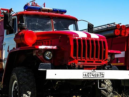 В Волжском во время тушения пожара в доме эвакуировали 4 человека