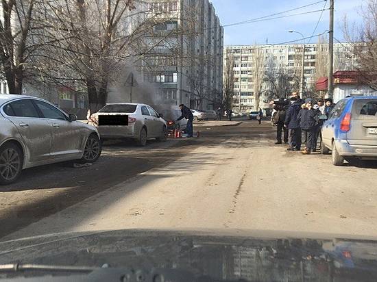 На улице Менжинского загорелась легковушка