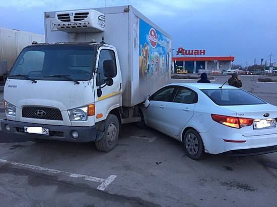 На западе Волгограда иномарка залетела под стоящий грузовик