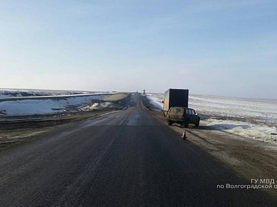 Под Волгоградом 19-летний водитель на «Ниве» врезался в фуру: пострадала пассажирка внедорожника