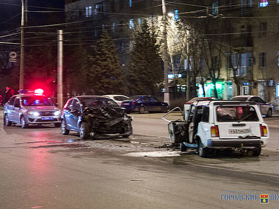 В центре Волгограда на проспекте Ленина жестко столкнулись «ВАЗ» и «Форд»: есть пострадавшие
