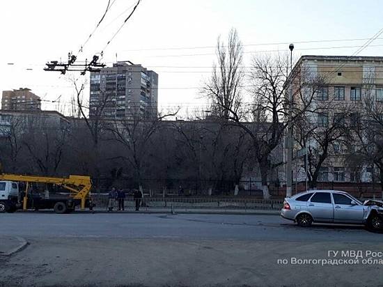 На севере Волгограда автокран спровоцировал тройное ДТП : пострадали двое подростков