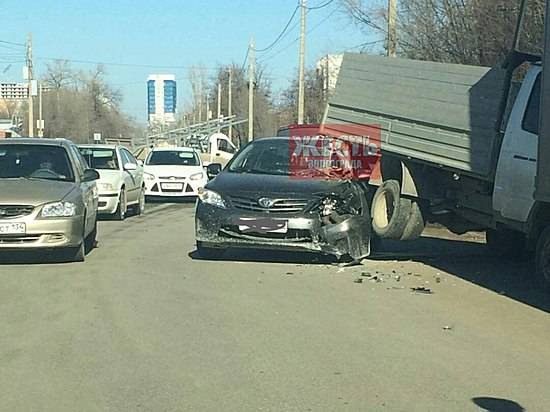 В Волгограде грузовая «Газель» «оседлала» «Тойоту Камри»