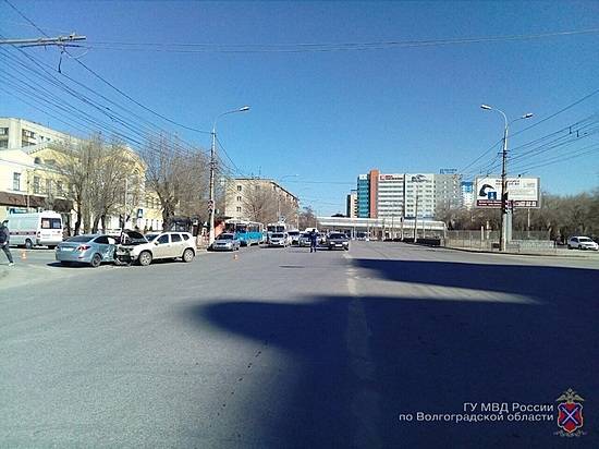 В Волгограде из-за столкновения «Дастера» и «Соляриса» пострадала 23-летняя девушка