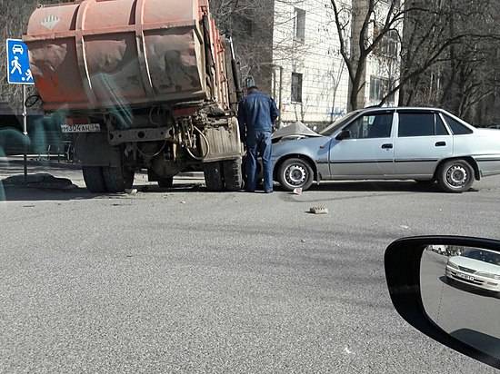 На юге Волгограда иномарка протаранила мусоровоз