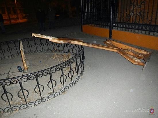 В Волгограде вандалы сломали поклонный крест у храма Иоанна Предтечи В Волгограде вандалы сломали поклонный крест у храма Иоанна Предтечи