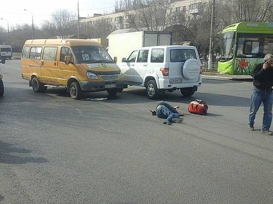 На юге Волгограда маршрутка сбила мужчину