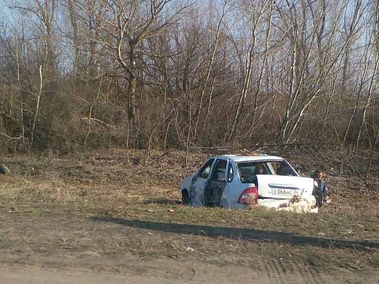 На трассе под Волгоградом машина вылетела с дороги и повисла на деревьях