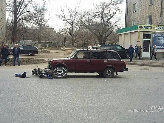 На севере Волгограда двое подростков на мотоцикле попали под «четверку»