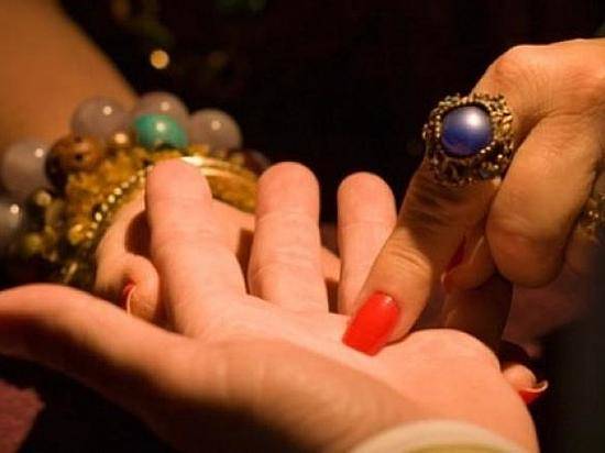 Уличная магия: в Волгограде «волшебница» унесла золотое кольцо из салона микрокредитования