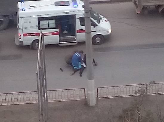 В Волгограде на СХИ из-за буйного пациента «скорой» образовалась пробка
