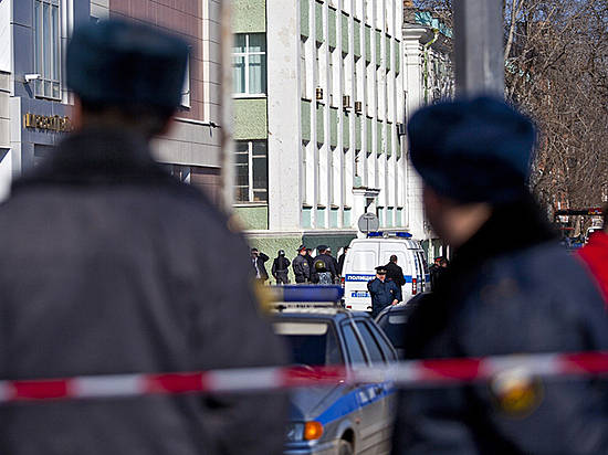 В центре Волгограда мужчина захватил заложника