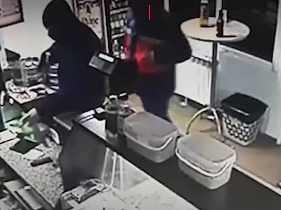 В Волгограде посетитель пивбара выгнал вооруженных грабителей, помешавших ему отдыхать