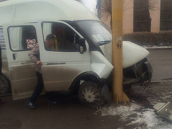 В Волжском маршрутка с пассажирами после столкновения с «Маздой» врезалась в столб