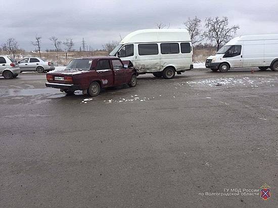 В ДТП на 3-ей Продольной в Волгограде с «семеркой» и маршруткой пострадал водитель «ВАЗа»
