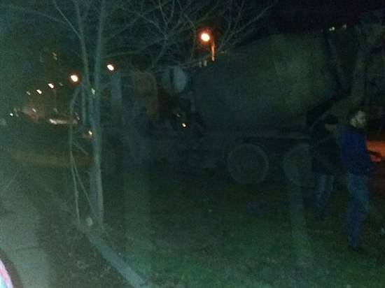 На севере Волгограда автомиксер выехал на тротуар и зеленую зону