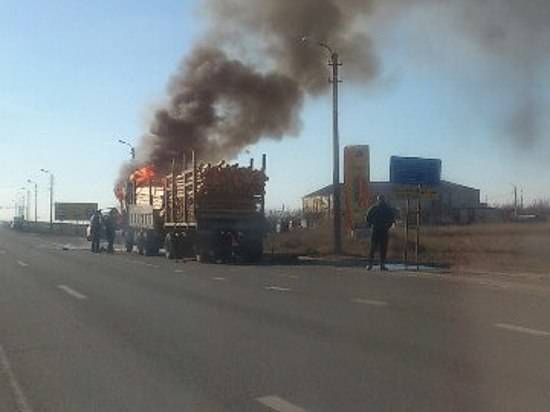 Под Волгоградом на «московской» трассе загорелся КАМАЗ с деревом