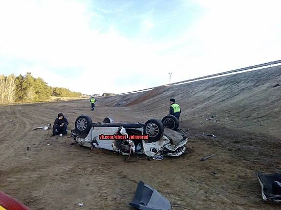 Под Волгоградом в страшной аварии чудом выжили водитель и пассажир перевернувшейся «Приоры»
