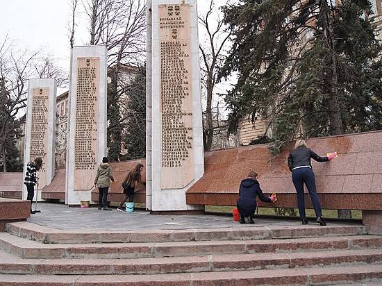 Молодые волгоградцы навели порядок возле мемориала на Аллее Героев