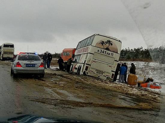 Под Волгоградом с трассы улетел пассажирский автобус