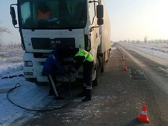 Ростовские полицейские оказали помощь замерзающему на трассе водителю из Волгограда