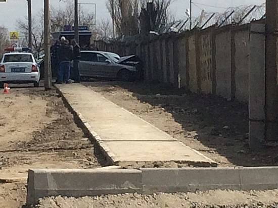 В Ворошиловском районе после тройного ДТП две легковушки протаранили бетонный забор