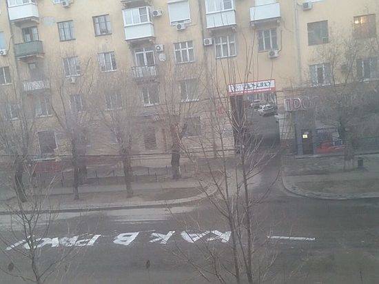 Странная надпись появилась ночью на дороге в центре Волгограда
